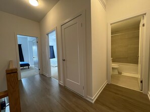 2 عدّة غرف نوم ومكواة/لوح كي وواي فاي مجانًا وملاءات أسرّة