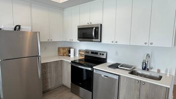 Kylskåp, mikrovågsugn, ugn och spishäll