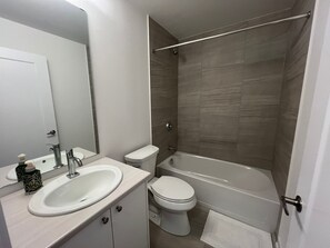 Dusche, Haartrockner, Handtücher, Seife