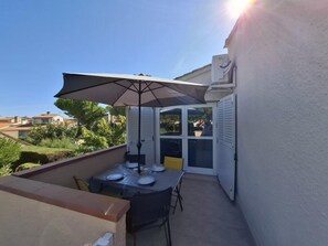 Outdoor dining - Air-conditioned two-bedroom flat with mezzanine, ideally located - sleeps 4 - 4CASEL8 (SAINT CYPRIEN PLAGE)