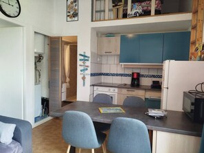 Fridge, oven, toaster, cookware/dishes/utensils