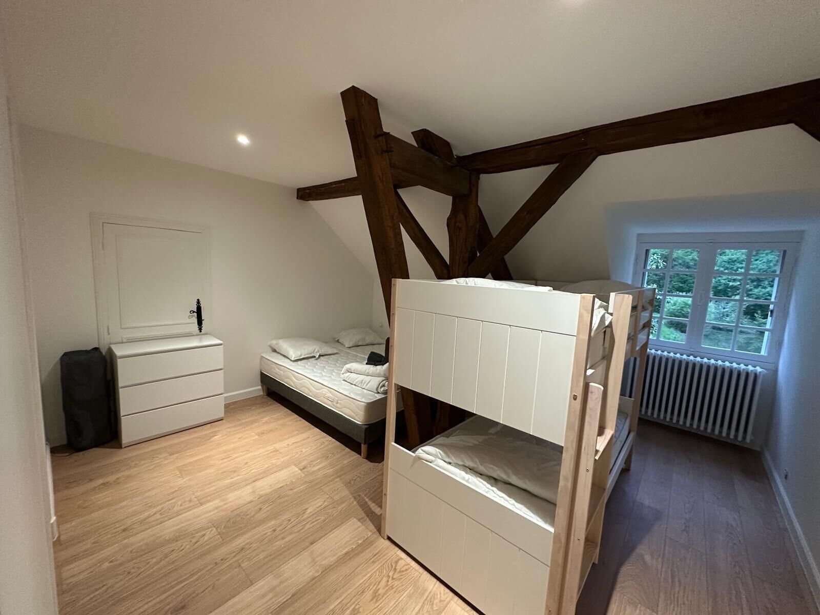 5 slaapkamers, een strijkplank/strijkijzer, internet, beddengoed