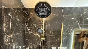 SĂšche-cheveux, serviettes fournies, savon, papier toilette