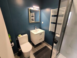 مجففات شعر، مناشف، صابون، ورق حمّام