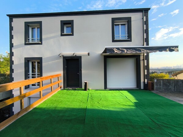 المنشأة من الخارج