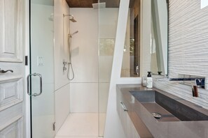 Een douche, een haardroger, handdoeken, zeep