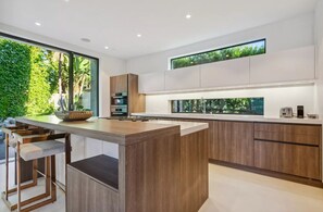 Mikrobølgeovn, kokeplater og oppvaskmaskin