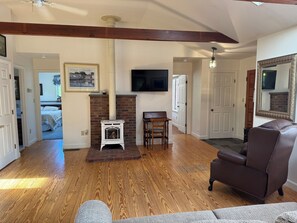 3 bedrooms, Internet, bed sheets - Charming Cozy getaway. Use of discounted Ski passes to Ragged Mt. 20.00 per day. (Andover)