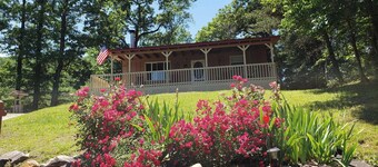 Charming cabin with Smoky Mountain Views in Cosby