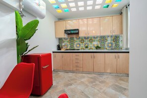 ثلاجة، موقد طهي مسطح، غسالة أطباق، ماكينة لصنع القهوة/الشاي