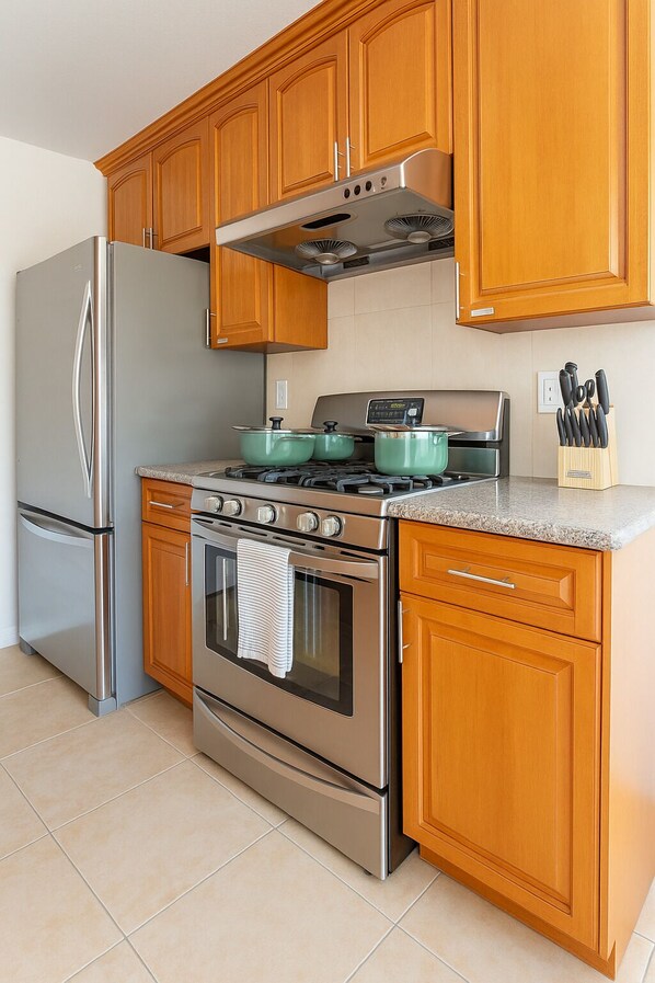 Refrigerador, microondas, horno y parrilla de estufa