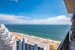 On the beach - 2-Bedroom Ocean Front Condo in 9400 Building (Ocean City)