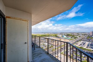 Property grounds - 2-Bedroom Ocean Front Condo in 9400 Building (Ocean City)
