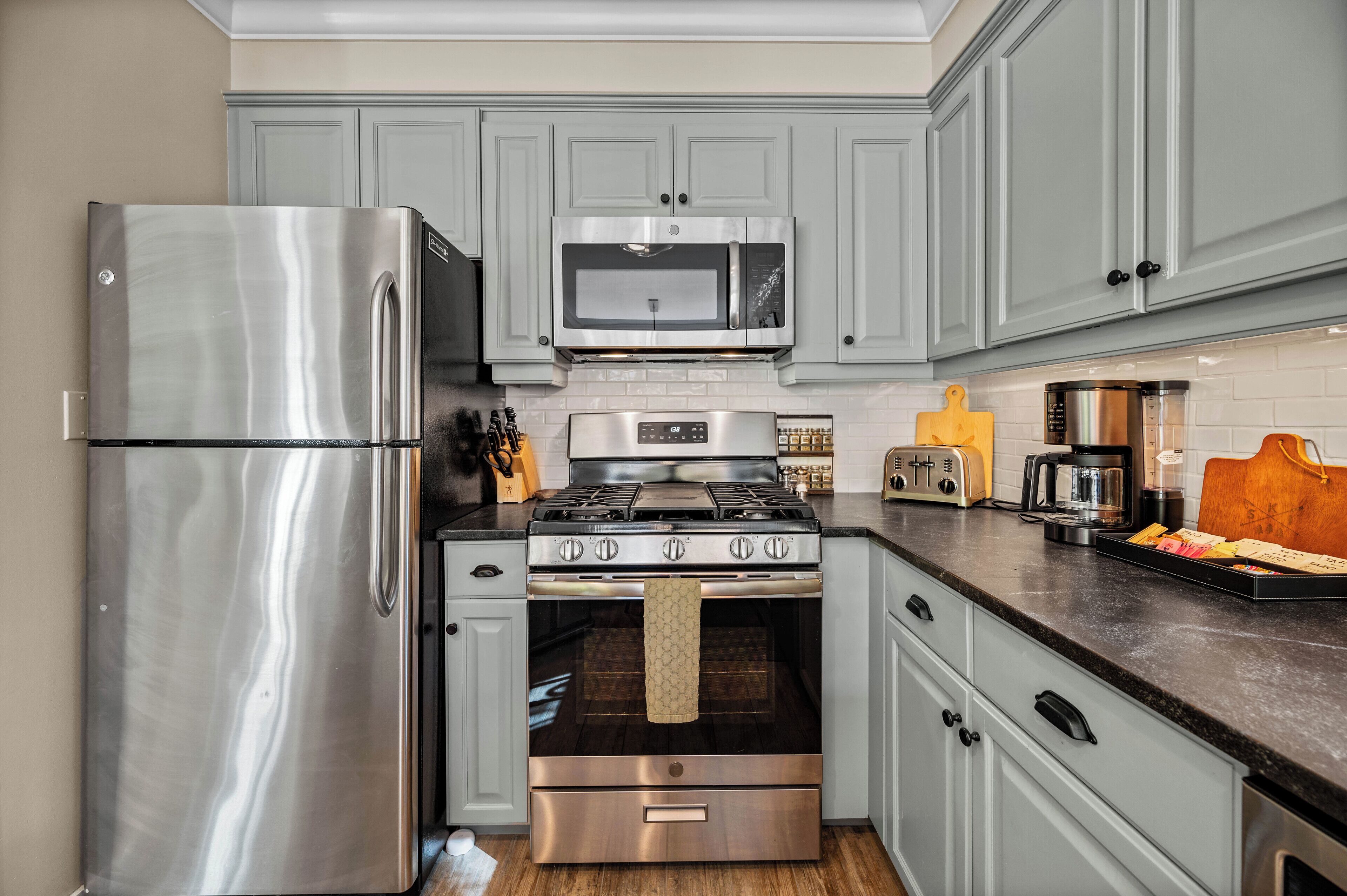 Geladeira, micro-ondas, fogão, cooktop