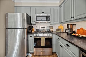 ثلاجة، ميكروويف، فرن، موقد طهي مسطح