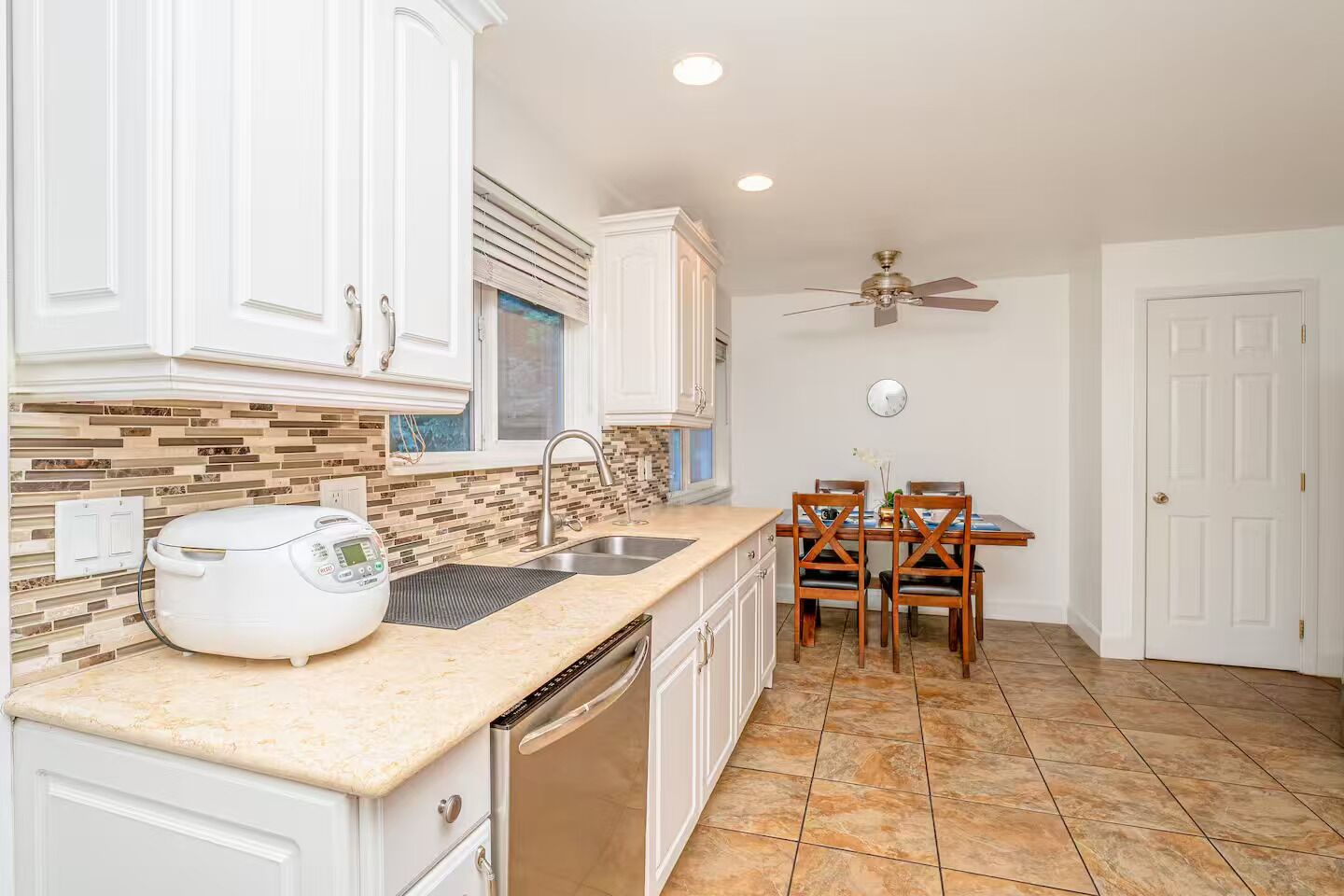 Een microgolfoven, een oven, een kookplaat, een vaatwasser