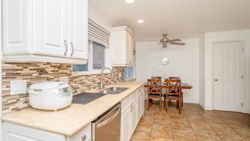 Een microgolfoven, een oven, een kookplaat, een vaatwasser