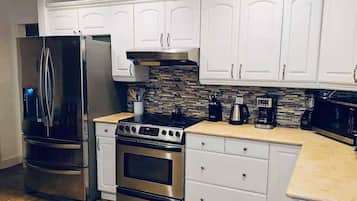 Een microgolfoven, een oven, een kookplaat, een vaatwasser