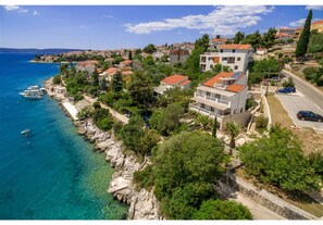 Villa | 7 bedrooms - Holiday Home Duje in Osibova (Okrug)