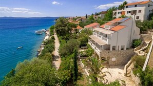Villa | 7 bedrooms - Holiday Home Duje in Osibova (Okrug)