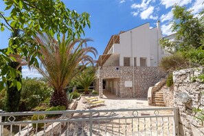 Villa | 7 bedrooms - Holiday Home Duje in Osibova (Okrug)