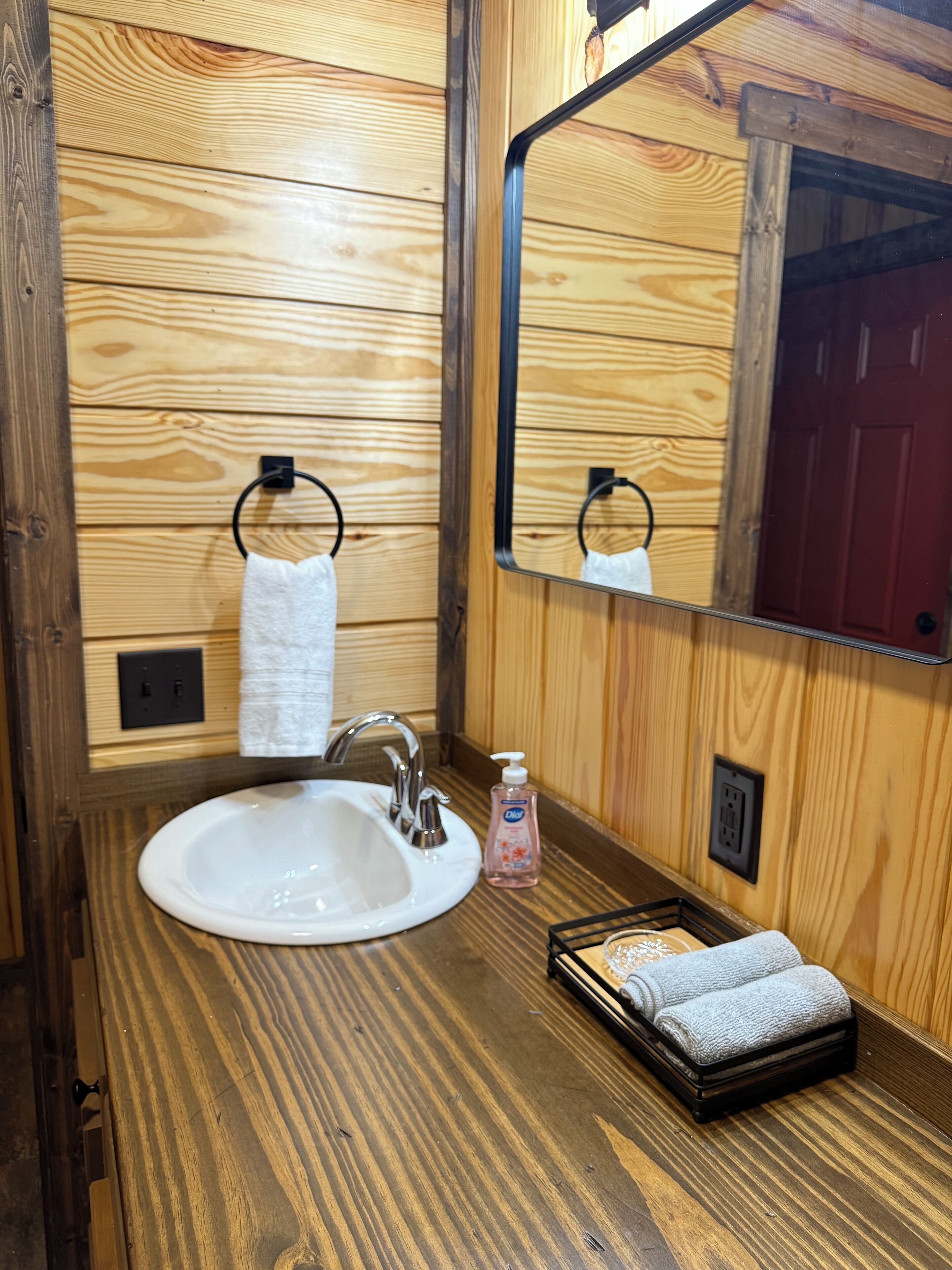 ヘアドライヤー、タオル、石鹸、トイレットペーパー