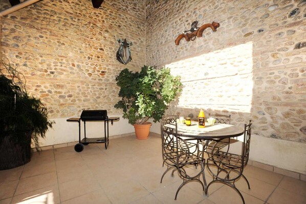 تناول الطعام بالخارج