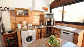 Een microgolfoven, een vaatwasser