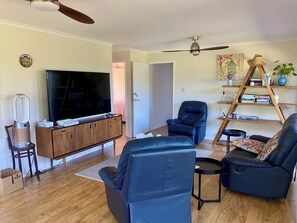 Smart TV - Self-Contained 1-Bedroom Retreat: Coastal Views, Aquaponics and Wildlife. (Tallai)