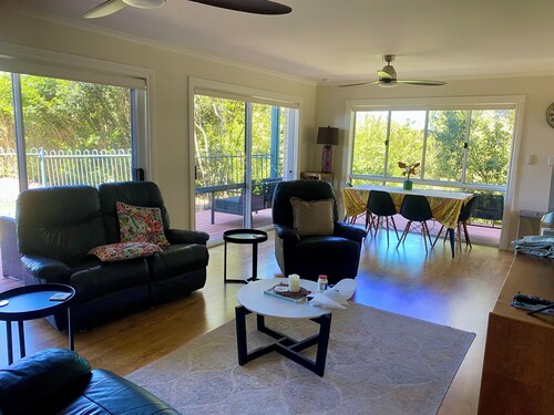 Self-Contained 1-Bedroom Retreat: Coastal Views, Aquaponics and Wildlife.