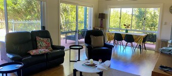 Self-Contained 1-Bedroom Retreat: Coastal Views, Aquaponics and Wildlife.