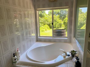 Hair dryer, bidet, towels, soap - Self-Contained 1-Bedroom Retreat: Coastal Views, Aquaponics and Wildlife. (Tallai)