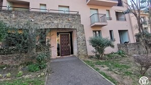 A multi-story building with a stone facade and a central entrance. - Pause Colliourencque (COLLIOURE)