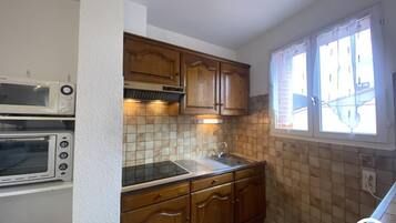 Fridge, microwave, oven