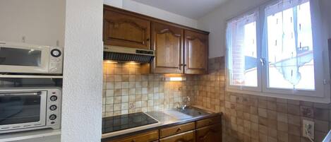 Fridge, microwave, oven