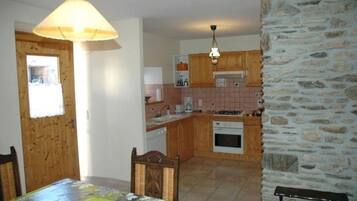 Frigorífico, microondas, horno y lavavajillas