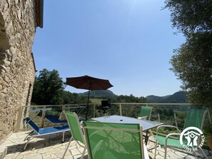 تناول الطعام بالخارج