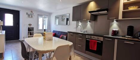 Jääkaappi, mikroaaltouuni, uuni, astianpesukone