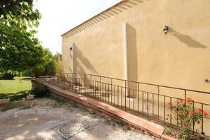 المنطقة المحيطة بالمنشأة