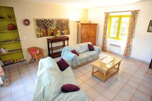 Televisión y chimenea 