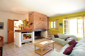 Televisión y chimenea