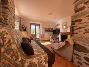 Télévision, cheminée