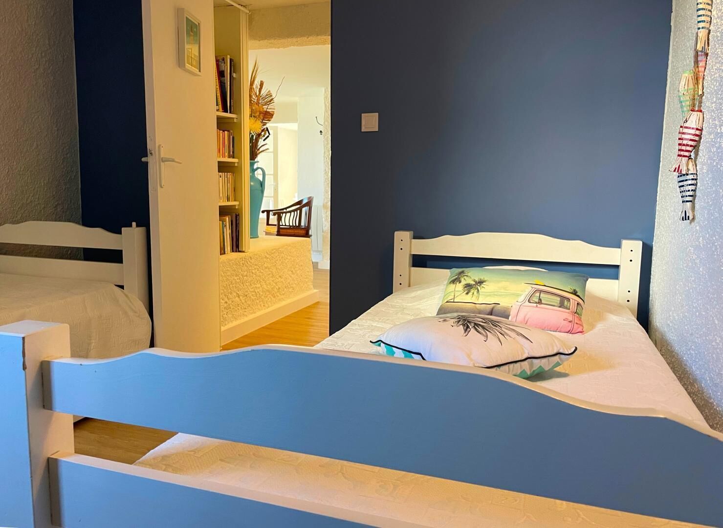 Une chambre à coucher avec un lit, une bibliothèque et une chaise.