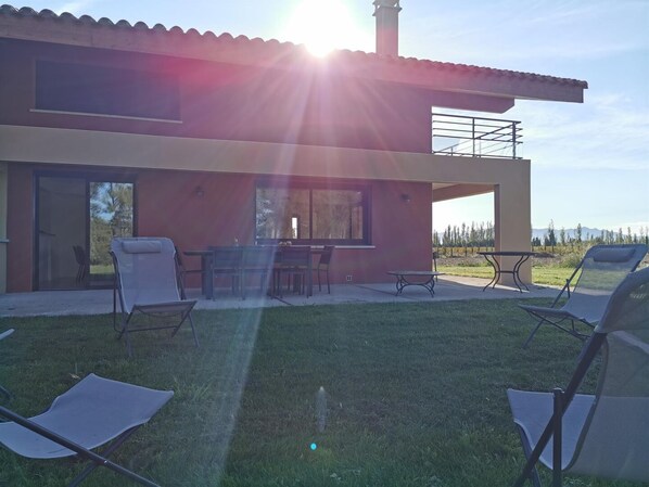 تناول الطعام بالخارج