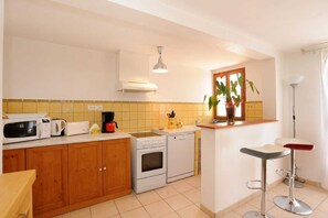 ثلاجة، ميكروويف، فرن، غسالة أطباق