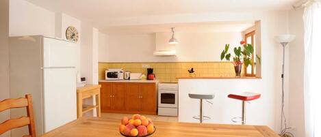 ثلاجة، ميكروويف، فرن، غسالة أطباق