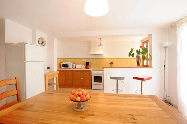 ثلاجة، ميكروويف، فرن، غسالة أطباق