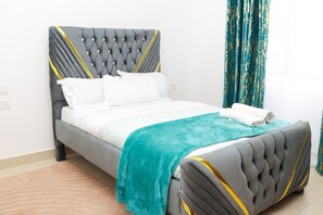 Tabla de planchar con plancha, wifi y ropa de cama 