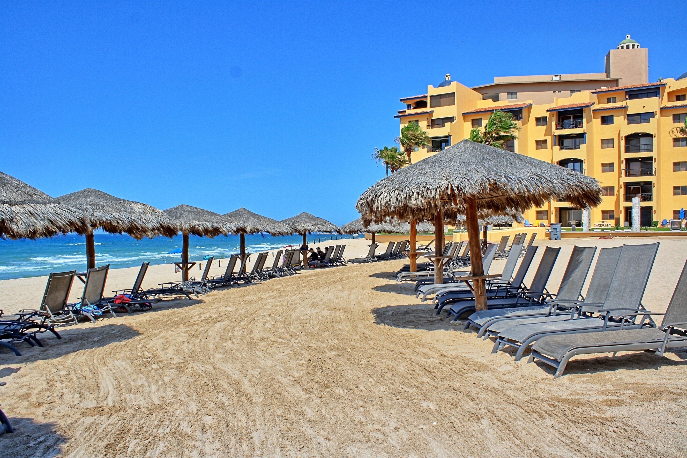 Plage, chaises longues, serviettes de plage