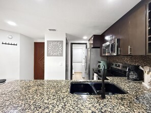 Refrigerador, microondas, horno y parrilla de estufa 